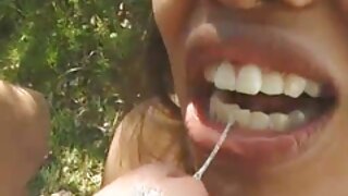 Janny Manson seneng mbungkuk ing meja